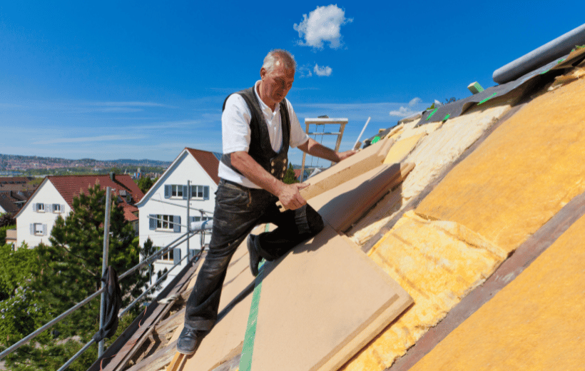 Mann verlegt Solarpanele