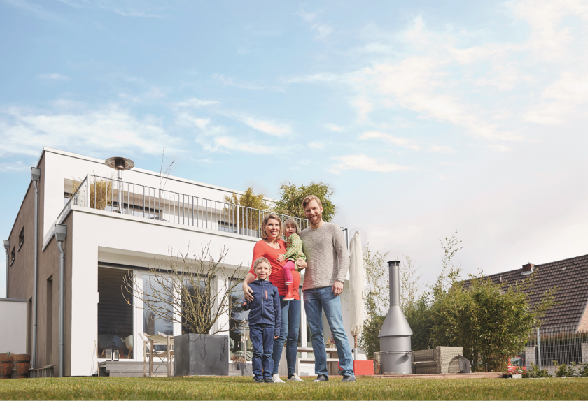Familie vor Neubau-Gebäude